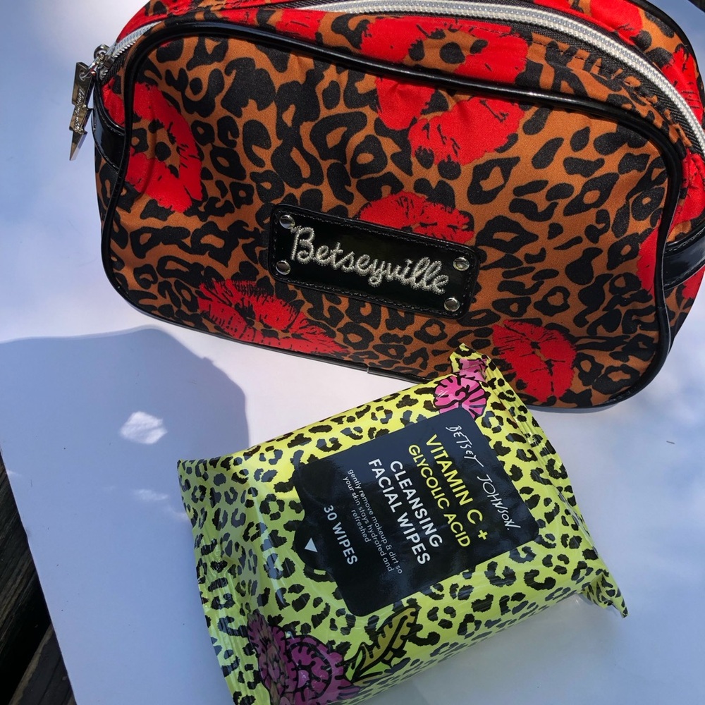 Betsey Johnson Betseyville Leopard Print Lips Cosmetic Makeup Bag & wipes